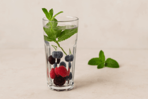 Wasser + Minze + Beeren